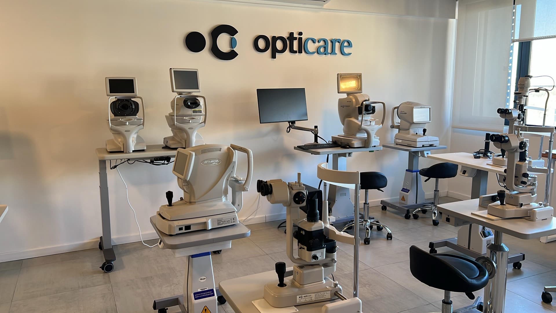 Equipamiento oftalmológico bajo el logo Opticare en el showroom de Olivos