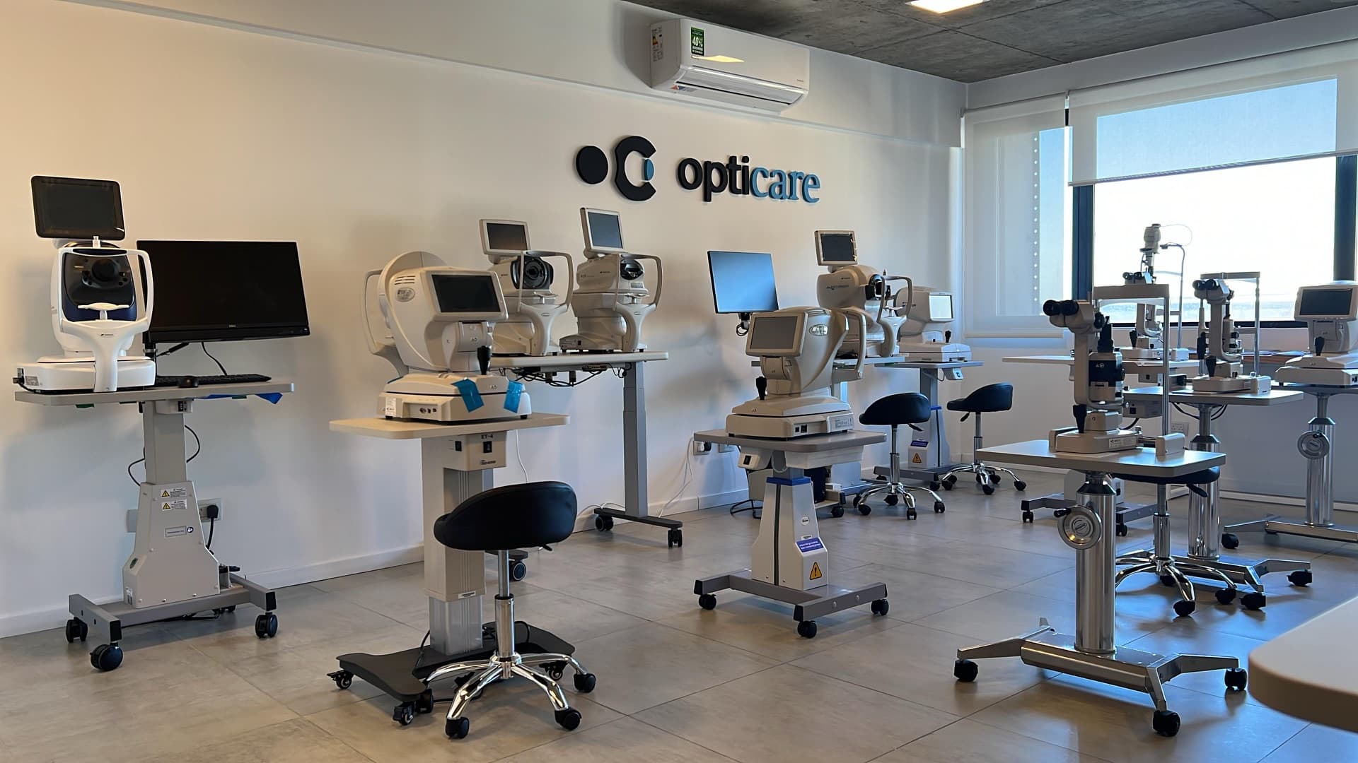 Autorefractómetros y lámparas de hendidura en el showroom Opticare