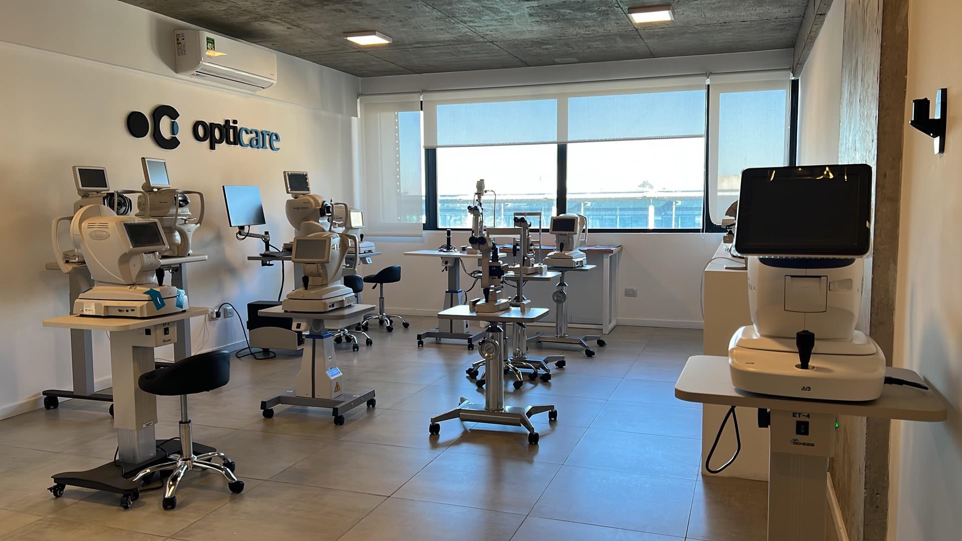 Vista general del showroom Opticare con equipos de diagnóstico